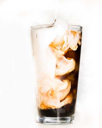 冰在清晰的玻璃杯
